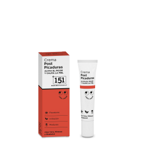 Tubo de 15 ml de crema post picaduras de 151 Marina Pharmacy con aloe vera, mimosa y bisabolol, sobre fondo blanco