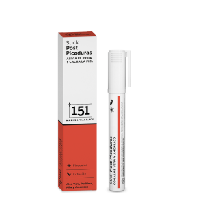 Envase en stick de 12 ml con aplicador de 151 Marina Pharmacy, con aloe vera y amoniaco, sobre fondo blanco