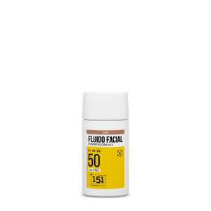 Frasco de 50 ml del fluido solar facial SPF 50 en tono doré de 151 Marina Pharmacy